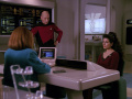 Picard spricht mit Troi und Dr. Crusher über Elbrun.jpg