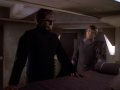 Tokath warnt Worf, das Zusammenleben in der Kolonie nicht zu stören.jpg