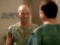 Picard spricht mit Batai und versucht an Informationen zu gelangen.jpg