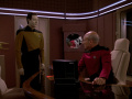 Data bittet Picard um ein Kommando.jpg