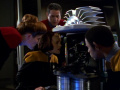Torres, Janeway, Chakotay und Tuvok untersuchen ein Trümmerstück.jpg