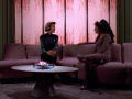 Troi spricht herablassend mit Fähnrich Janeway.jpg