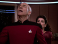 Ux-Mal-Krimineller in Troi schlägt Picard in seinem Raum nieder.jpg