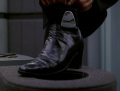 Doktor versteckt mobilen Emitter an Schuh.jpg