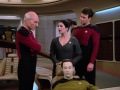 Troi berichtet Picard von ihren Bedenken.jpg