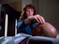 Crusher setzt Picard einen Kortikalmonitor auf die Stirn.jpg