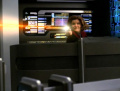 Janeway verteidigt die Brücke.jpg