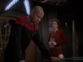 Kira teilt Sisko Aufgabe Posten mit.jpg