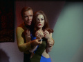 Kirk nimmt Andrea als Geisel.jpg