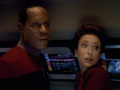 Sisko und Kira bemerken Schild um Subraumrelaisstation.jpg