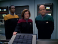 Der Doktor informiert Janeway und Tuvok über den Virus.JPG