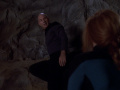 Picard ermutigt Crusher weiterzuklettern.jpg