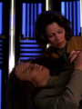 Torres und ihre sterbende klingonische Hälfte.jpg