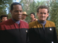 Sisko und O'Brien werden begrüßt.jpg