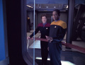 Janeway und Tuvok rekonstruieren das Geschehen im Maschinenraum.jpg