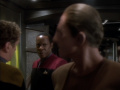O'Brien zeigt Sisko und Odo Emblem.jpg