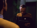 Tuvok konfrontiert Suder mit seinen Ermittlungsergebnissen.jpg