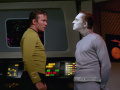 Bele erklärt Kirk, dass er Lokai verhaften und nach Cheron zurückbringen will.jpg