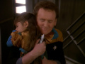 O'Brien umarmt Molly.jpg