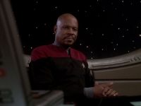 Sisko weist Worf in seinen Auftrag ein.jpg