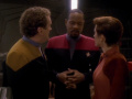 Sisko Kira und O'Brien sprechen über das Leuchtschiff.jpg