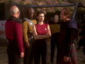 Picard lässt Worf und Data Güter für die Bajoraner zusammenstellen.jpg