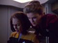 Torres und Janeway untersuchen den Verdoppelungseffekt.jpg