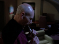 Picard beginnt auf der ressikanischen Flöte zu spielen.jpg