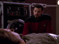 Worf bittet Riker ihm bei der Hegh'bat-Zeremonie zu helfen.jpg