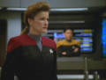 Janeway befiehlt die Zerstörung eines Asteroiden.jpg