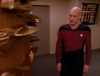 Picard betrachtet Modelle.jpg