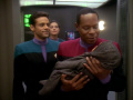 Sisko hält das Jem'Hadar-Baby.jpg