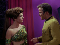 Kirk erklärt Natira, das Yonada ein Raumschiff ist.jpg