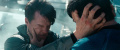 Spock und Khan kämpfen auf dem Dach einer Raumfähre.jpg