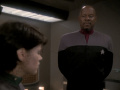 Sisko versucht Dax wachzurütteln.jpg