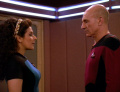 Troi teilt Picard Bedenken mit.jpg