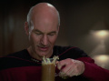 Picard ist von klingonischem Getränk nicht begeistert.jpg