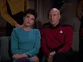 Picard und ein weibliches Besatzungsmitglied bei Datas Gedichtslesung 2369.jpg