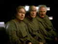 Drei Nechani berichten Janeway, dass sie warten.jpg