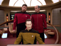 Pressman befiehlt Riker in den Raum des Captains.jpg