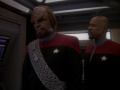 Sisko weist Worf auf seine Pflichten hin.jpg