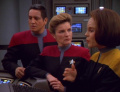 Chakotay bespricht mit Janeway und Torres die Befreiung der Kohl aus den Stasiskapseln.jpg