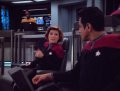 Janeway weist Chakotays Bedenken gegen Verhandlungen mit den Hirogen zurück.jpg