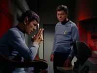 McCoy und Spock besprechen das Schicksal von Kirk.jpg