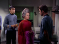 Amanda Grayson und McCoy lehnen Spock als Blutspender ab.jpg