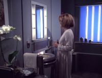 Janeway in ihrem Badezimmer.jpg
