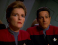 Janeway und Chakotay erfahren vom Scheitern Tuvoks' Mission.jpg