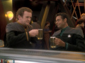 O'Brien und Bashir stoßen auf Worfs Erflog an.jpg