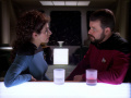 Riker spricht mit Troi über seine Erlebnisse.jpg