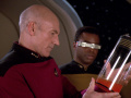 La Forge zeigt Picard den Probenbehälter mit dem Ergebnis der Korrosion.jpg